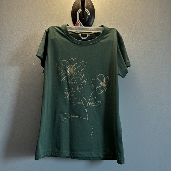 Medium size t shirt, wore once, cotton stuff by cobb in sea green color - Picture 2 of 2